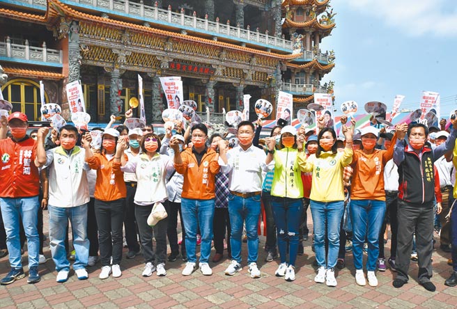 民进党立委赵天麟（右五）等人日前在桥头区九甲围义山宫前为市议员参选人林志诚（左五）加油打气。（图／林瑞益摄）