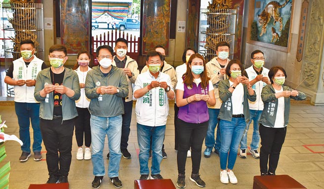 民进党大冈山市议员民调初选16日晚间举行，参选人陈庆鸿（前排左三）与立委赖瑞隆（前排左起）、邱志伟、刘世芳（前排右起）、邱议莹、高雄市议员高闵琳等上午到冈山区寿天宫祈福。（林瑞益摄）