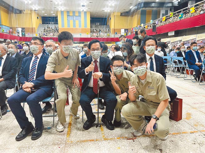 前总统陈水扁（右四）以校友身分应邀参加台南一中百周年校庆活动，许多学弟争相与他合照。（洪荣志摄）