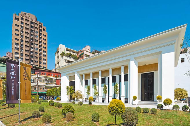 「擎天峰和」基地位于中和员山路、员山路266巷口，四面临路、面积达910坪，立地条件在双和地区相当罕见。图为接待中心现场。（业者提供）