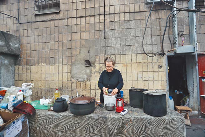 图为4月14日，马立波当地居民在室外洗碗。 （新华社）
