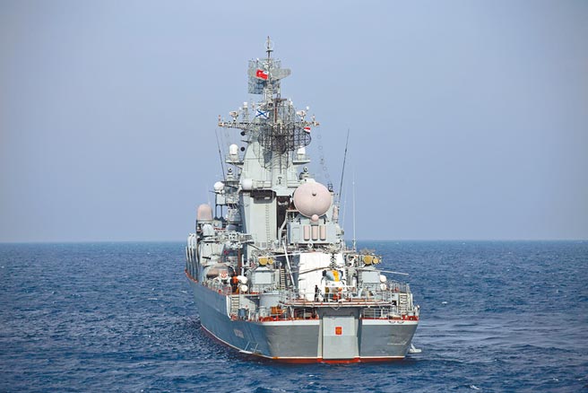 俄罗斯黑海舰队旗舰「莫斯科号」（Moskva）14日爆炸后沉没，据传有超过450名官兵随船一起沉入海里。（新华社）