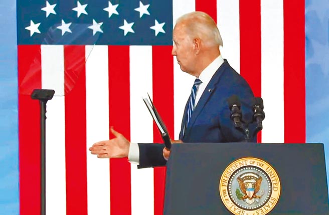 美國總統拜登14日在北卡羅萊納農工州立大學發表演說，在最後說了一句「願上帝保佑各位」之後，他隨即對著旁邊的空氣「握手」，又環視了一周，才緩緩走下台。（摘自北卡羅萊納農工州立大學）