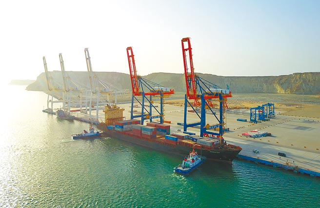 巴基斯坦正经歷严重财政危机，并在寻求国际货币基金组织（IMF）的援助。政治观察人士表示，巴方可能会推迟或取消中巴经济走廊的一些项目，因为它承担不起更多的中国债务。（新华社）