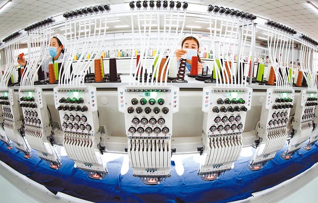 上海封控持续，华为高层忧心过长时间停产恐造成供应链断链。图为山东一纺织企业赶制订单。（新华社）