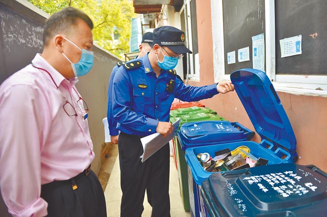 北京市朝阳区日前公布2022年拟录用公务员名单，陆媒盘点发现录取者大多是中外名校毕业，甚至有北京大学博士报考并被获录用，将担任北京酒仙桥街道城管执法一职。（新华社）