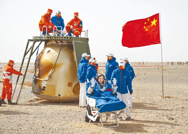 大陆神舟13号太空船16日成功返回地球着陆，图为女太空人王亚平安全顺利出舱。（新华社）
