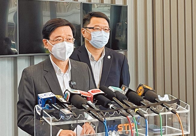 香港特区第六届行政长官参选人李家超16日在科学园与创科业界交流，会后受访。（中新社）