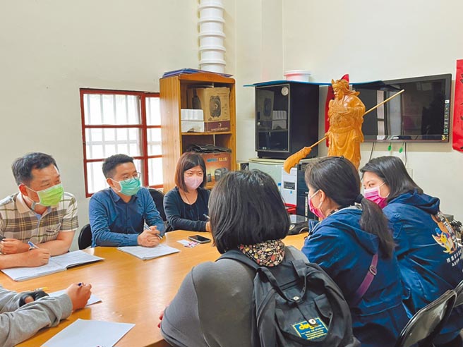 有家長哭訴參加教育局鑑輔會，她用心準備資料，但委員卻不耐煩。（市議員黃敬平提供／賴佑維桃園傳真）