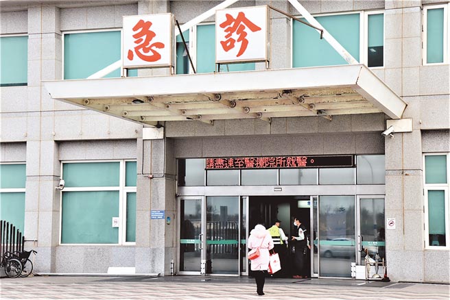 澎湖出现今年以来第1名新冠确诊者，她自行到三总澎湖分院急诊，经医师诊治并安排PCR採检确诊，Ct值高达17.9。（张茂雄摄）