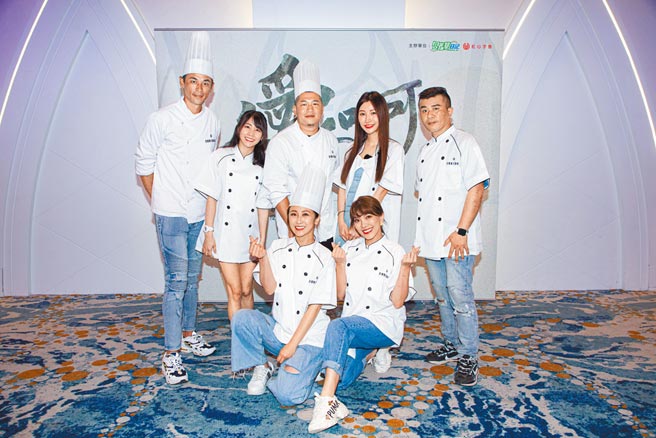 蔡允洁（前排左起）、游小优、方昶咏（后排左起）、赖泳年（路路）、草爷、小筑、超艾夹一同为独居长者准备营养餐盒。（红心字会提供）