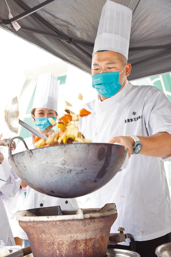 草爷为独居长辈料理午餐，特别挑选口感较软的食物。（红心字会提供）