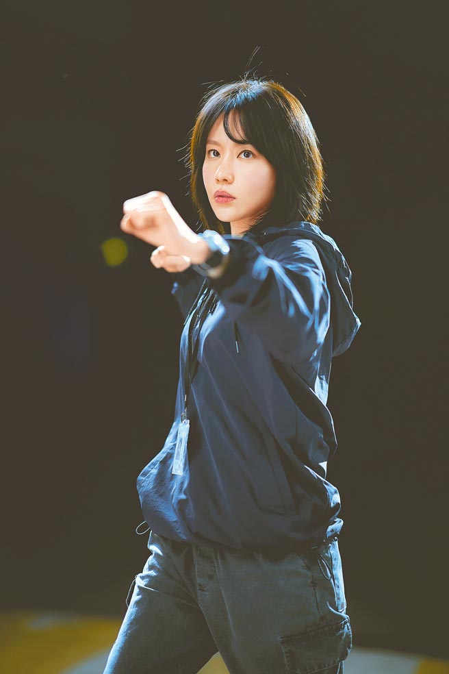 金亚中暌违5年重返小萤幕，在《迷网追凶》中化身女打仔。（Disney+提供）