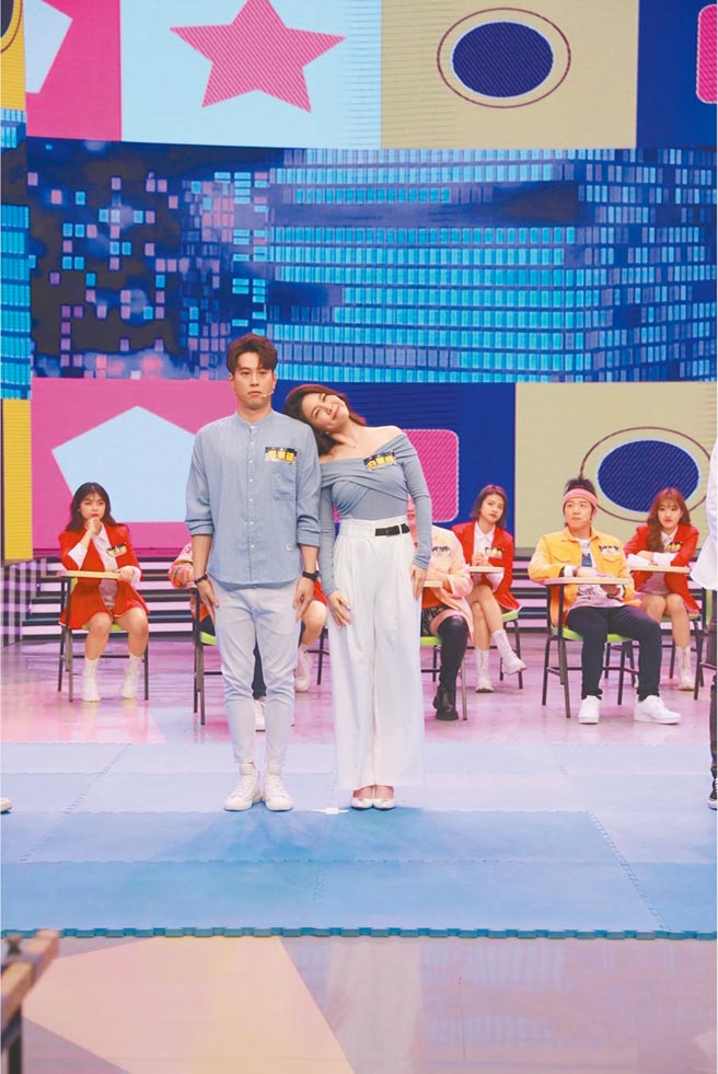 吳東諺（左）、白家綺在節目中大秀恩愛，羨煞現場嘉賓。（民視提供）