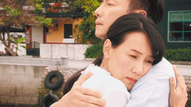 谢祖武（右）和张本渝在剧中约会相拥。（华视提供）