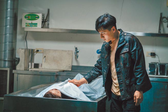 鄭人碩（右）在《我是自願讓他殺了我》中難過看著蔡淑臻飾演的女友遺體。（七十六号原子提供）