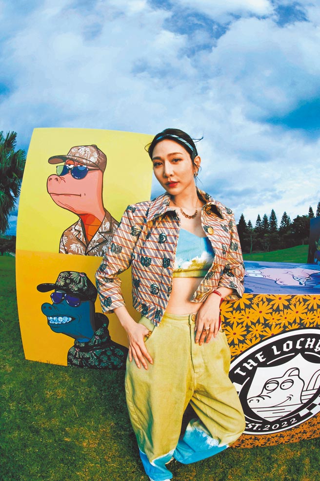 曾莞婷以蓝色Bra Top搭配渲染牛仔裤小露腹肌。（Daniel Wong提供）