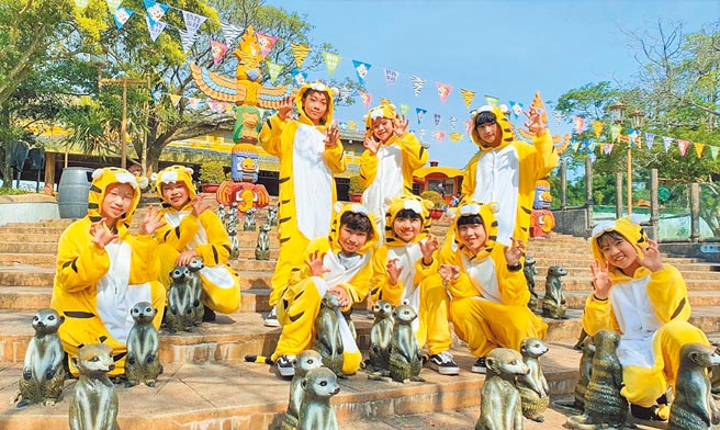 全身变装老虎玩动物派对，六福村门票只要250元。（六福村提供）