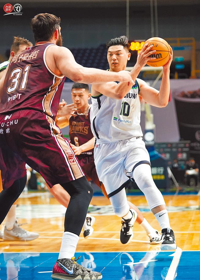 海神前锋胡珑贸（右）昨天相隔两周之后宣告伤癒復出。（T1联盟提供）