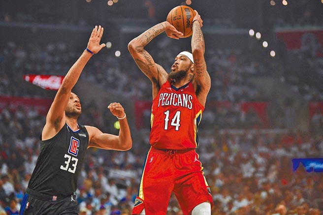 英格拉姆（右）在附加赛对快艇砍进30分，帮助鹈鹕杀进季后赛。（路透）