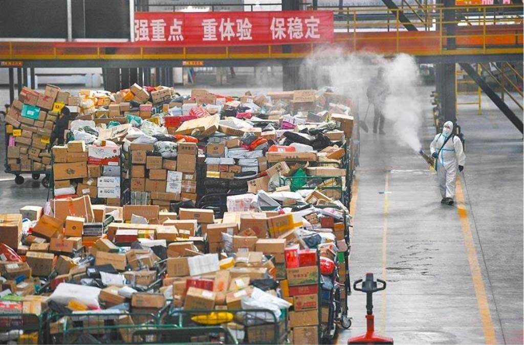 上海決定對快遞包裹流通過程實施消毒管理。（圖／新華社資料照）