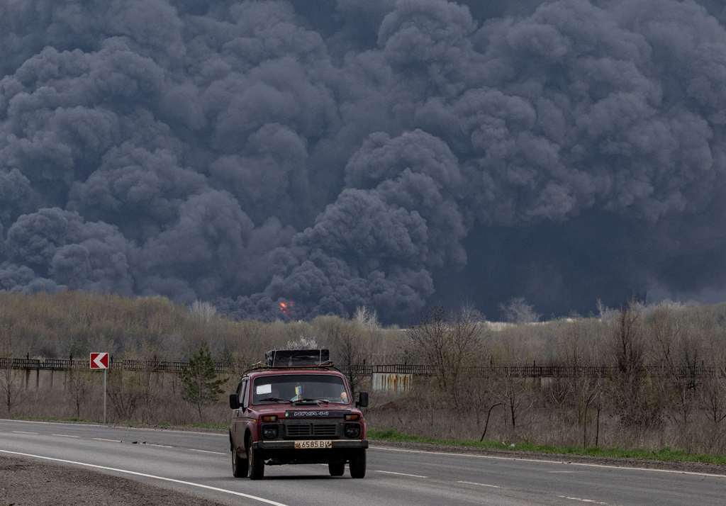 俄军飞弹16日击中卢甘斯克区的利西昌斯克炼油厂（Lysychansk Oil Refinery），冒出阵阵浓烟。（路透）(photo:ChinaTimes)