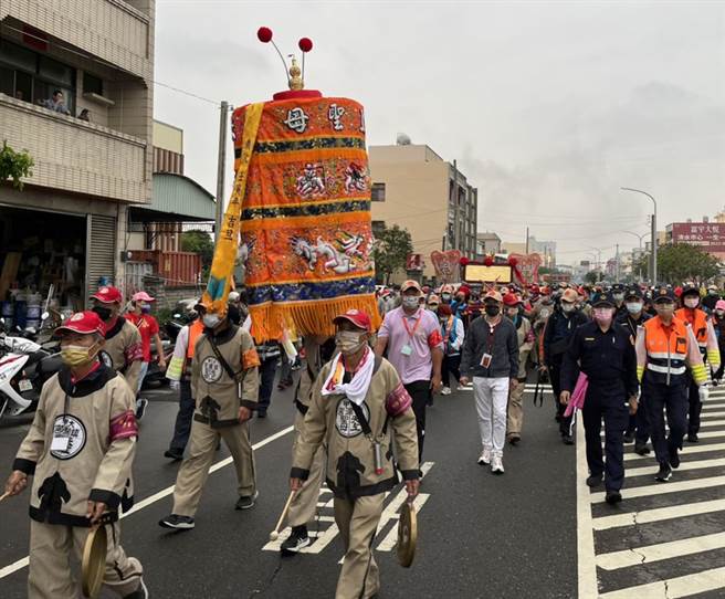 大甲妈祖遶境配合政府防疫政策，要求民眾不钻轿、不抢轿。（檔案照片）