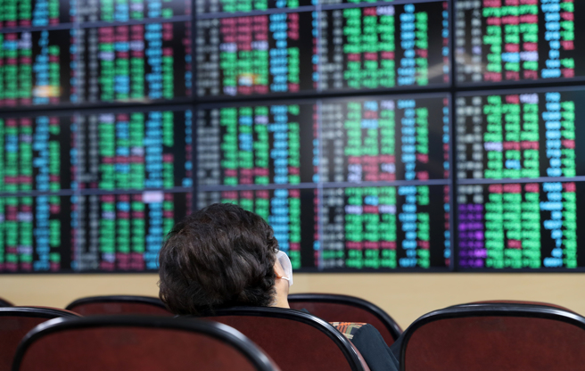 受多重利空衝擊，台股出現劇烈震盪。（示意圖／報系資料照）