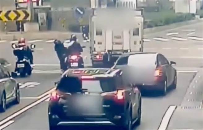 货车司机占用车道又因移动时挤压到左侧机车遭斥责，司机下车狂殴骑士。（翻摄画面）