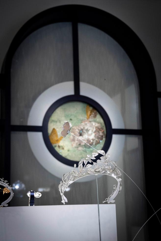 梭织艺术家李侦绫以刺绣编织艺术品，衬托CHAUMET飞鸟、蝴蝶、蜜蜂和月桂叶等主题珠宝作品临风摇曳之美。（CHAUMET提供）