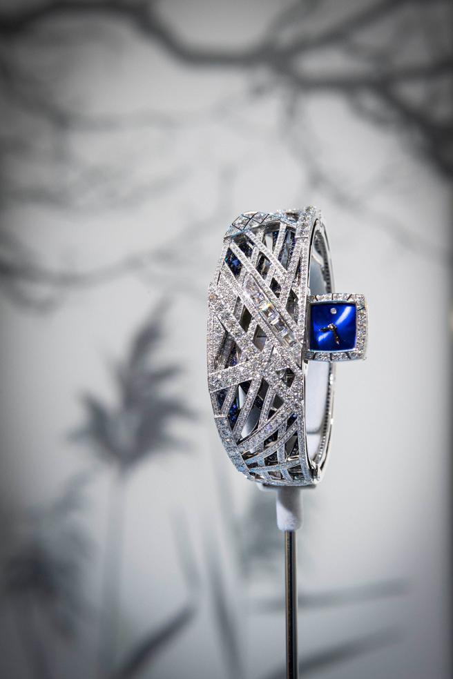 艺术家赖怡璋的花植艺术作品勾勒镜花水月的光影诗意象，诠释Mirage神秘珠宝表之美。（CHAUMET提供）