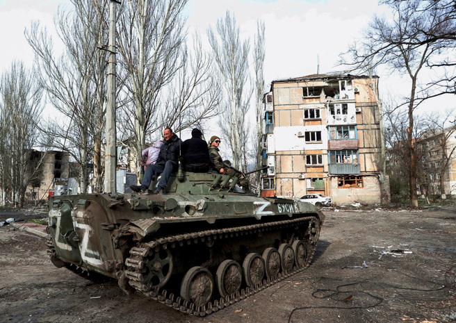 马立波（Mariupol）市长顾问安德瑞尤申科（Petro Andriushchenko）指出，俄军将自18日起封锁马立波所有出入口，也将「过滤」市内所有男性。图为亲俄分离份子进入马立波。（图／路透社）