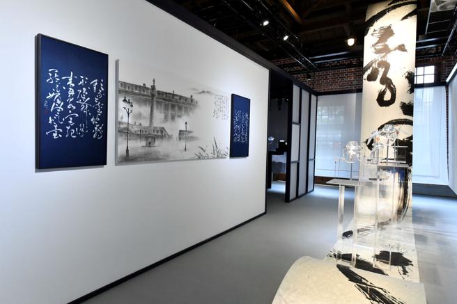 CHAUMET举办「Virtuoso Conversation」艺术展，透过书法字体诠释「火」舞动条线。（CHAUMET提供）