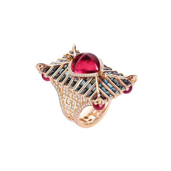 CHAUMET以中国建筑艺术诠释Lady Wei玫瑰金红碧玺戒指。（CHAUMET提供）