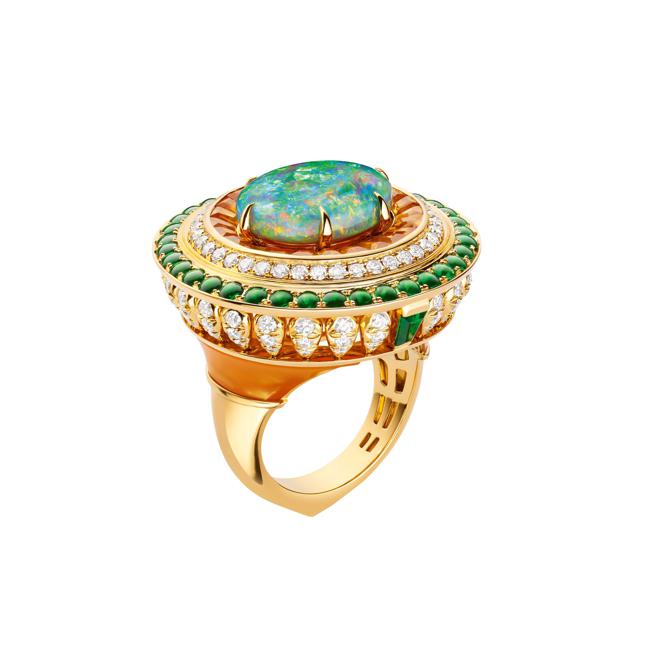 CHAUMET以寰宇之美为灵感打造LUX戒指，令人叹为观止。（CHAUMET提供）