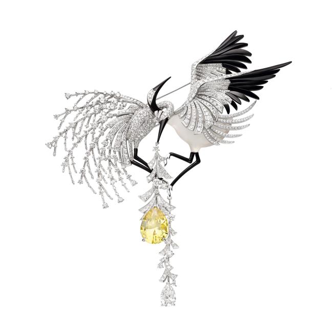 CHUAMET以「风」为元素打造飞鸟共舞的PARADE胸针，别具艺术品味。（CHAUMET提供）