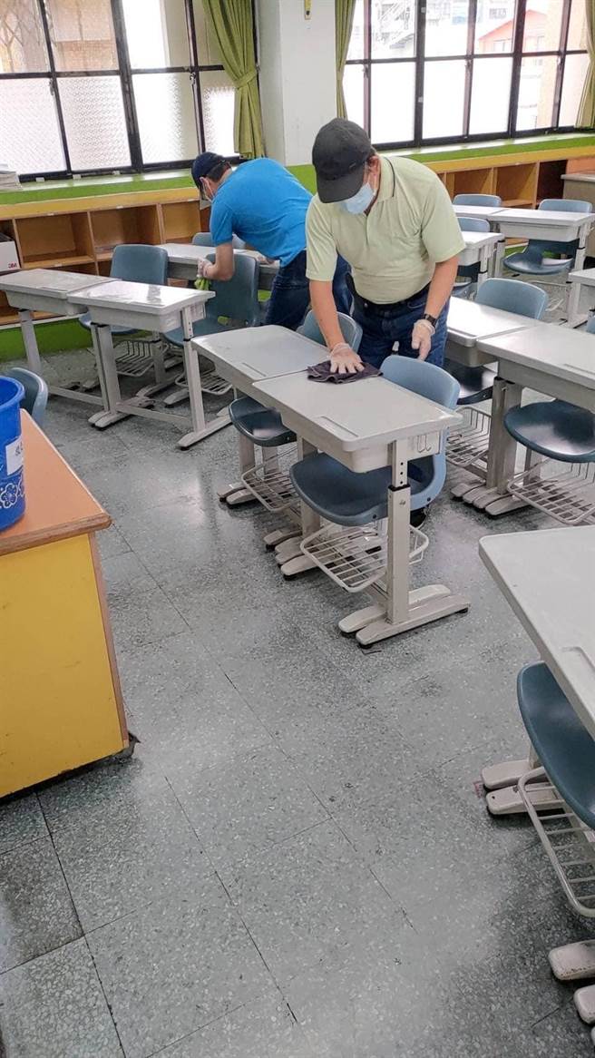 北市敦化國小緊急通知家長全校停課，此為學校消毒課桌椅圖。（摘自北市敦化國小臉書粉絲專頁）