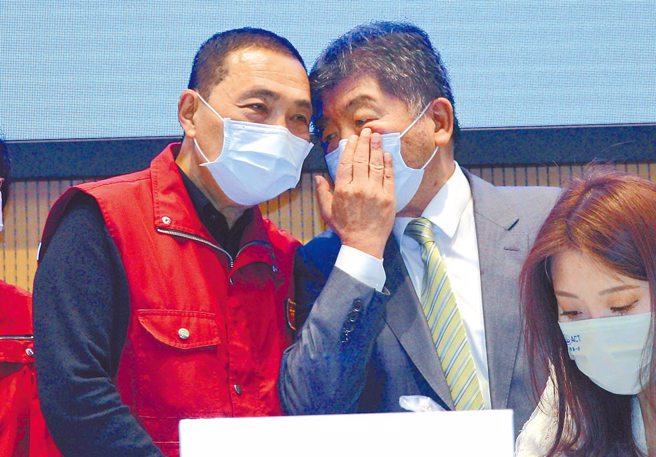 民進黨雙北市長誰出線？綠委曝北市陳時中最強、新北不鬆口。圖為衛福部長陳時中（右）出席新北居家照護計畫全面啟動記者會，左為新北市長侯友宜。（資料照／張鎧乙攝）