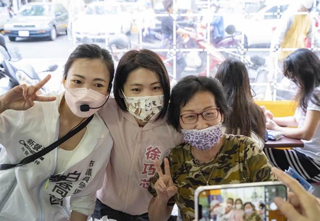 國民黨高市左楠區市議員擬參選人白喬茵（左）狠酸，高雄市長陳其邁「你在意疫情？還是在意短裙？」。（柯宗緯翻攝）