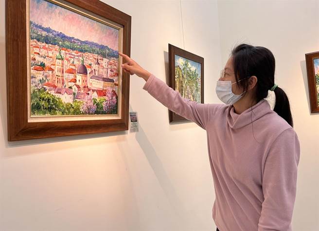 伊凡作品《獅城利維夫》這座有「獅城」美名之稱的利維夫，目前正遭受俄羅斯的猛烈轟炸。（台中市港區藝術中心提供）