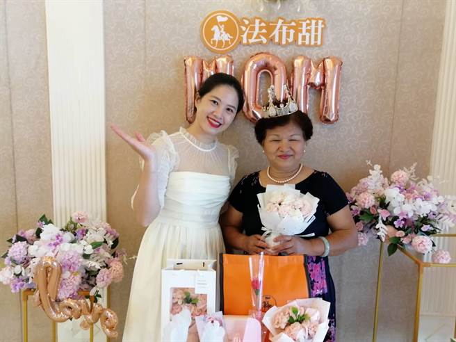 法布甜推出草莓皇冠蛋糕，標榜消費者不必多花錢，就可以讓老媽戴上漂亮的皇冠，過過女王（皇后）的乾癮。（馮惠宜攝）