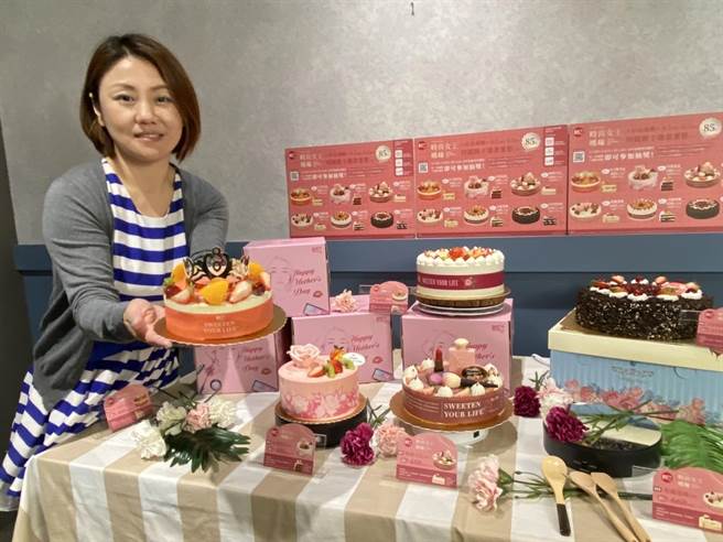 85度C推出六款母親節主題蛋糕，早鳥預訂還享85折優惠。（馮惠宜攝）