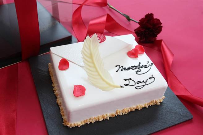 台中日月千禧特以寫一封信為設計靈感設計母親節主題蛋糕，希望藉由甜點傳遞對媽媽的謝意，且特別搭贈節日卡片，讓孝順的子女們能寫下心中想對媽媽說的話。（日月千禧提供）