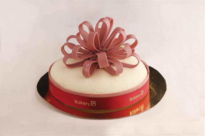 星享道留澳甜點師張晏銘Ian為母親節特地規劃「榛馨」以巧克力花冠的方式呈現。（星享道提供）