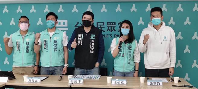 台灣民眾黨新北市黨部舉辦「讓新北市議會注入新活力」記者會，被問及疫情嚴峻下如何跑攤，主委楊博宇（中）表示，目前減少跑攤，除加強自身能力外，也會加強空軍戰。（陳慰慈攝）