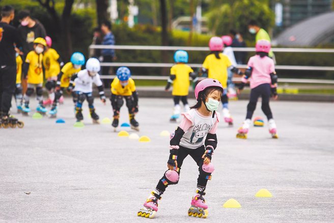 Omicron變種病毒對兒童威脅大，指揮中心昨宣布，莫德納兒童疫苗已取得國內緊急使用授權。圖為小朋友趁著假日前往台北市大安森林公園內遊玩，不忘戴上口罩防疫。（資料照 鄧博仁攝）