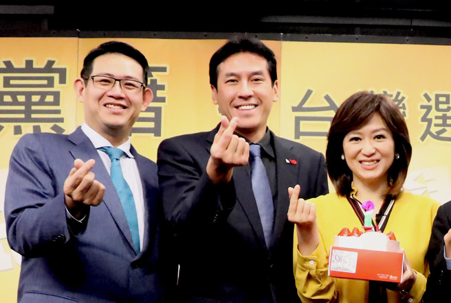 黄暐瀚（中）表示，正是因为没买儿童BNT疫苗才迫使儿童必须注射副作用较强的莫德纳疫苗。（本报资料照/中天新闻台提供）