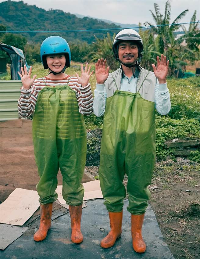 杨小黎剧中进行里民服务清水沟。（客家电视台提供）