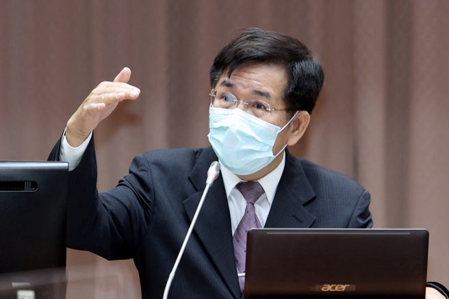 新冠肺炎本土疫情持续延烧，中央流行疫情指挥中心与教育部选择放宽停课标准，引发家长担忧，有民眾提案由学校自行评估暂停实体课程，改以全校远距离授课。教育部长潘文忠18日在立法院表示，教育部已成立「暂停实体课程实施应变小组」，若学校有学生确诊，一定可以先短时间停课，等疫调结果出来后，再依实际情况提出相关防疫和停课规范，若学校提出的防疫规划适宜，教育部会予以尊重。（黄世麒摄）