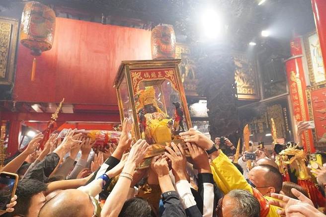 全台各地信眾昨晚恭迎進香的「正爐媽」回鑾安座。(台中市政府提供)